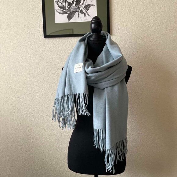 Blue Soft  warm scarf is a mixture of  polyester and viscose condition is new - Picture 4 of 8